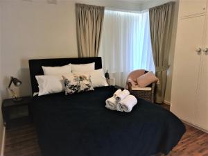 Ένα ή περισσότερα κρεβάτια σε δωμάτιο στο Harden Golfers Rest Accommodation