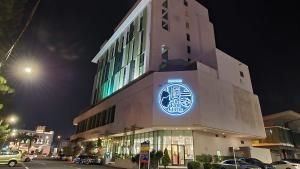 um edifício com um sinal azul no lado em Swan Garden Hotel em Malaca