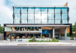 un edificio de oficinas con una gran fachada de cristal en MAMAKA by Ovolo en Kuta