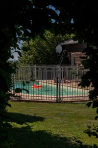 une clôture métallique en face d'une piscine dans l'établissement Gite Four a Pain Charlannes, à Hautefage
