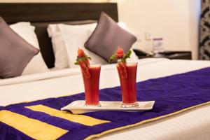 維沙卡帕特南的住宿－拉瑪昌德拉貝斯特韋斯特酒店，床上托盘上的两杯饮料
