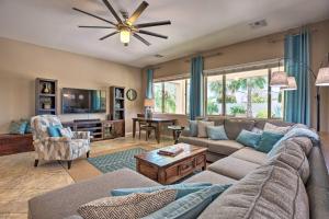 Χώρος καθιστικού στο Modern Azure Home with Beautiful Patio, Pool and Spa!