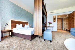 Postel nebo postele na pokoji v ubytování Parkhotel Pörtschach - Das Hotelresort mit Insellage am Wörthersee