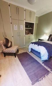 Un pat sau paturi într-o cameră la THE SPARE BEDROOM Unit 1