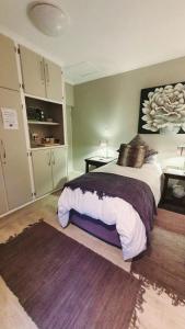sypialnia z dużym łóżkiem w pokoju w obiekcie THE SPARE BEDROOM Unit 1 w mieście Harrismith