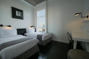 Postel nebo postele na pokoji v ubytování Morrissey Hotel