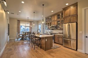 eine Küche mit Holzschränken und Geräten aus Edelstahl in der Unterkunft Hot Tub and Fire Pit Modern Flagstaff Home in Flagstaff