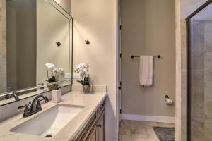 ein Badezimmer mit Waschbecken und Dusche in der Unterkunft Hot Tub and Fire Pit Modern Flagstaff Home in Flagstaff + 21 Fotos