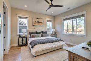 ein Schlafzimmer mit einem Bett mit Deckenventilator in der Unterkunft Hot Tub and Fire Pit Modern Flagstaff Home in Flagstaff