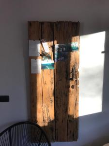 Cette chambre dispose d'un réfrigérateur en bois et d'une fenêtre. dans l'établissement La Casa di Franco, à Rivoli Veronese