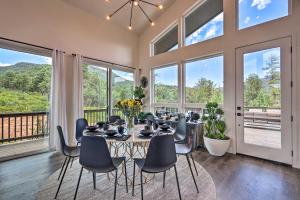 uma sala de jantar com mesa, cadeiras e janelas em Upscale Pine Cabin with Fire Pit, Deck and Mtn Views! em Pine