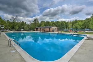 Swimmingpoolen hos eller tæt på Quaint Lake Cottage with Pool and Beach Access!