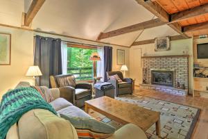 Et opholdsområde på Quaint Lake Cottage with Pool and Beach Access!