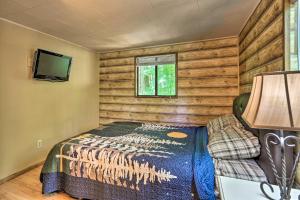 En eller flere senge i et værelse på Quaint Lake Cottage with Pool and Beach Access! + 27 billeder