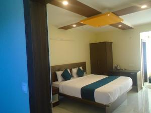 En eller flere senger på et rom på SV Dreamstay near Kempegowda International Airport