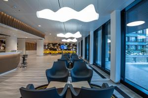 伯尔尼Prize by Radisson, Bern City的一个带桌椅的自助餐厅和一个游泳池