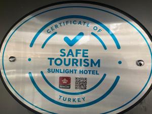 een bord voor een veilig toeristisch hotel bij Sunlight Hotel & SPA in Istanbul