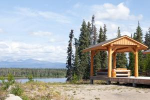 Photo de la galerie de l'établissement Red Cariboo Apartments, à Anahim Lake