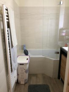 łazienka z wanną, toaletą i umywalką w obiekcie Chambre privée Triel-sur-Seine w mieście Triel-sur-Seine