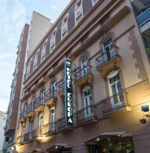 uma placa de hotel na lateral de um edifício em Hotel Europa em Albacete