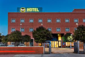 un edificio de hotel con un cartel de hotel en la parte superior en B&B HOTEL Madrid Arganda, en Arganda del Rey