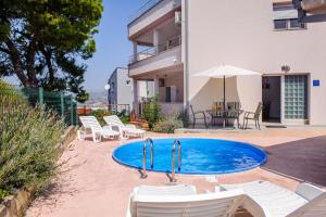 Piscina en o cerca de Apartment Nostalgija Podstrana