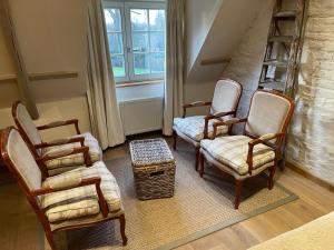 a living room with four chairs and a table at B&B de Meidoorn in Vinkem