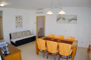 a living room with a dining room table and chairs at Apartment Mia in Vinkuran