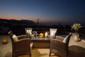 un patio con mesa y sillas con vistas en Mike's apartment I Luxury above the sea en Kíssamos