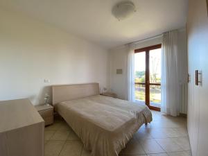 A bed or beds in a room at Immobiliare JVL - Le Ginestre Még 37 kép