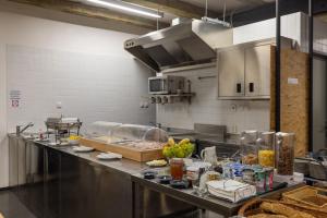 Kuchyň nebo kuchyňský kout v ubytování Zámecký Hostel Litomyšl