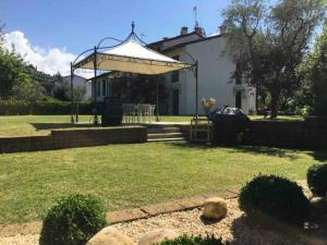 a gazebo in the yard of a house at Villa con ampio giardino esterno e piscina condominiale in Garda