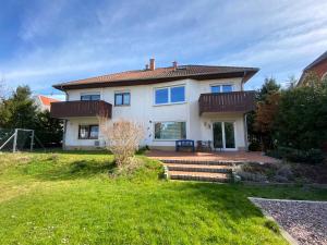 a white house with a porch and a yard at Exklusive Ferienwohnung in Einbeck, Zentrum! NEU!! in Einbeck