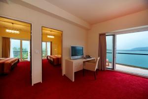 TV a/nebo společenská místnost v ubytování Parkhotel Pörtschach - Das Hotelresort mit Insellage am Wörthersee