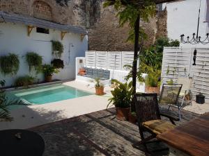 Bazén v ubytovaní La Casa de Bovedas Charming Inn alebo v jeho blízkosti