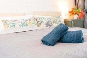 a blue sock sitting on top of a bed at Apartments Braunschweig - Noahs Home - Balkon - Küche - Parkplatz in Braunschweig