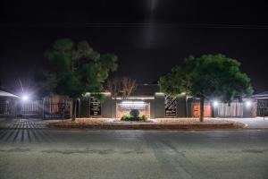 una casa iluminada por la noche con luces en Melrose Place Guestrooms, en Potchefstroom