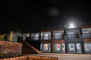 un edificio por la noche con una luz en la parte superior en Melrose Place Guestrooms, en Potchefstroom