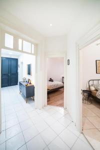 een grote witte kamer met een slaapkamer en een bed bij LGC Habitat- chambre privée- appartement commun- gare Saint-Roch in Montpellier