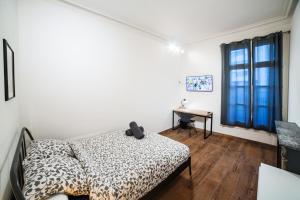 een slaapkamer met een bed en een bureau bij LGC Habitat- chambre privée- appartement commun- gare Saint-Roch in Montpellier