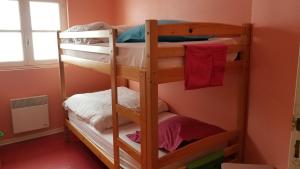 מיטה או מיטות קומותיים בחדר ב-Gîte de montagne du Plateau de Lhers- Accueil randonneurs