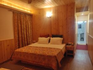 Postel nebo postele na pokoji v ubytování Vatsalyam Home Stay