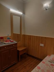 Postel nebo postele na pokoji v ubytování Vatsalyam Home Stay