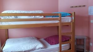 Rúm í herbergi á Gîte de montagne du Plateau de Lhers- Accueil randonneurs