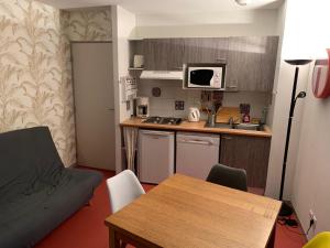 Kuchyňa alebo kuchynka v ubytovaní Appartement idéalement situé wifi disponible