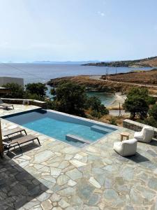 einen Pool mit Meerblick in der Unterkunft Iris villa in Koundouros