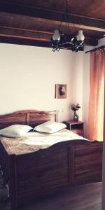 Giường trong phòng chung tại Pensiunea Drumul Iancului