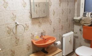 un bagno con lavandino e WC di Ferienwohnung Ziegler a Steinau an der Straße Altre 22 foto
