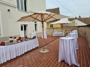 Reštaurácia alebo iné gastronomické zariadenie v ubytovaní Domus Peregrini Apartmanok