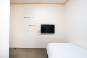 Tabist Hotel Daimu Minami-Souma的电视和/或娱乐中心